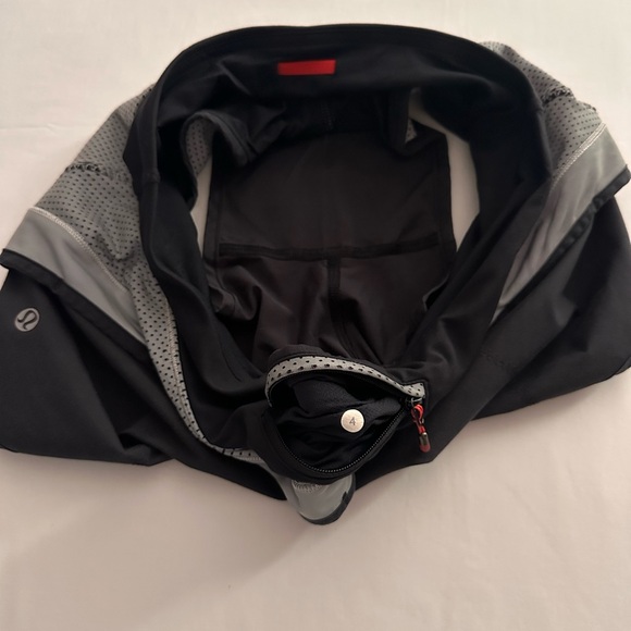 Special Edition Lululemon Run: Speed Short *Reflective, 2.5”2-Way Stretch Size 4 - Picture 10 of 12